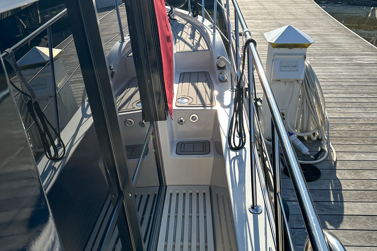 2012 Bluewater 5200 Custom Series Yacht