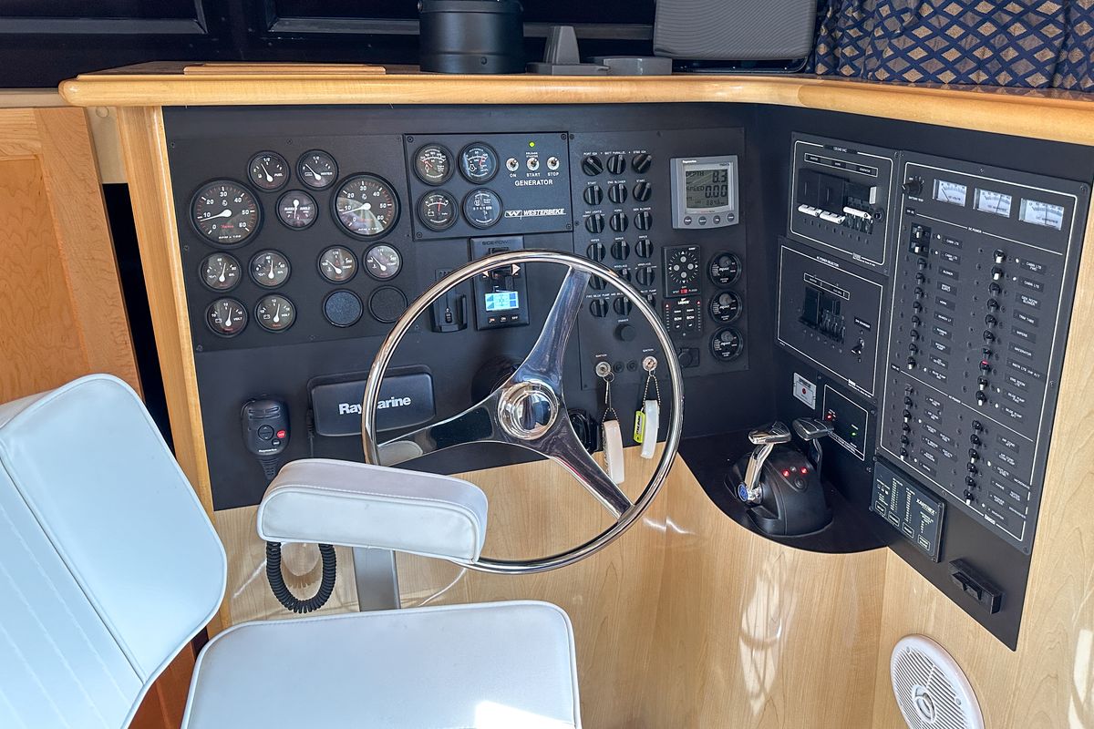 2012 Bluewater 5200 Custom Series Yacht